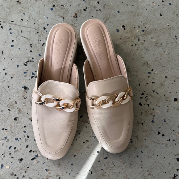 Elegant Nude Mules with Gold and Cream Chain - Picture 2 of 6